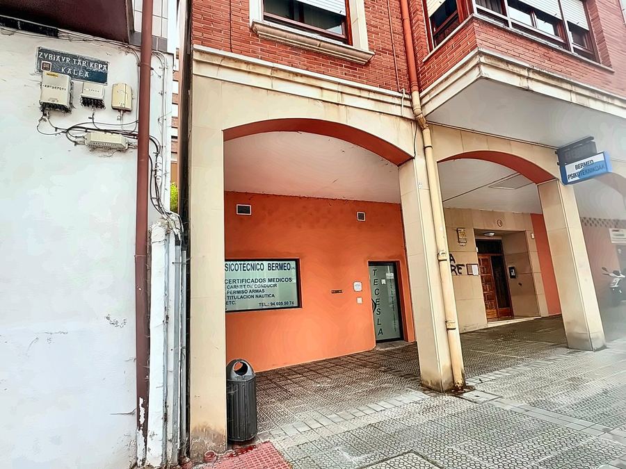 Acceso al centro por los soportales, a pie de calle